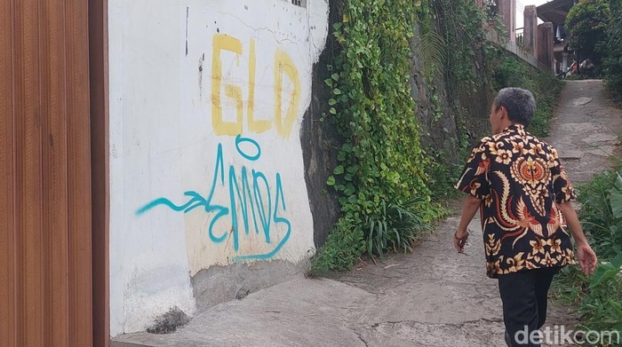 Viral coretan dinarasikan target maling di tembok rumah warga di Cilebut, Kabupaten Bogor.