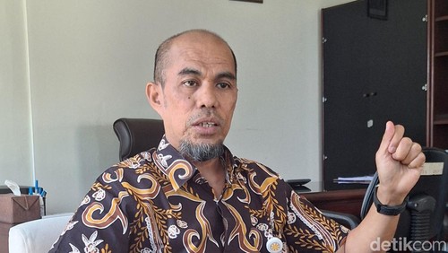 Wakil Pimpinan Wilayah (Wapimwil) Bulog NTB Musazdin Said saat diwawancarai di ruangannya, Kamis (25/7/2024). (Nathea Citra/detikBali)