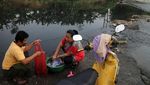 Warga Mandi hingga Cuci Motor di Sungai Cileungsi Saat Kemarau
