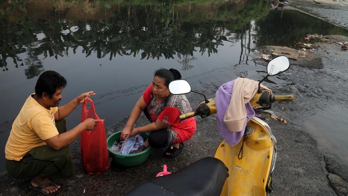 Warga mencuci sepeda motor di tepian Sungai Cileungsi, Desa Gunung Sari, Kabupaten Bogor, Jawa Barat, Kamis (25/7/2024). Badan Meteorologi, Klimatologi, dan Geofisika (BMKG) mengeluarkan peringatan dini kekeringan meteorologis berlaku untuk dasarian III Juli 2024 atau 21-31 Juli 2024, dan memprediksi puncak musim kemarau di sebagian besar wilayah Indonesia terjadi pada Juli dan Agustus 2024. ANTARA FOTO/Yulius Satria Wijaya/rwa.