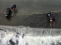 Warga Mandi hingga Cuci Motor di Sungai Cileungsi Saat Kemarau