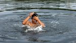 Warga Mandi hingga Cuci Motor di Sungai Cileungsi Saat Kemarau