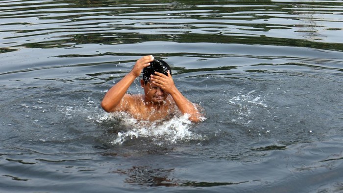 Warga mencuci sepeda motor di tepian Sungai Cileungsi, Desa Gunung Sari, Kabupaten Bogor, Jawa Barat, Kamis (25/7/2024). Badan Meteorologi, Klimatologi, dan Geofisika (BMKG) mengeluarkan peringatan dini kekeringan meteorologis berlaku untuk dasarian III Juli 2024 atau 21-31 Juli 2024, dan memprediksi puncak musim kemarau di sebagian besar wilayah Indonesia terjadi pada Juli dan Agustus 2024. ANTARA FOTO/Yulius Satria Wijaya/rwa.