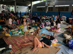 Warga Terdampak Banjir Filipina Mengungsi di Lapangan Basket