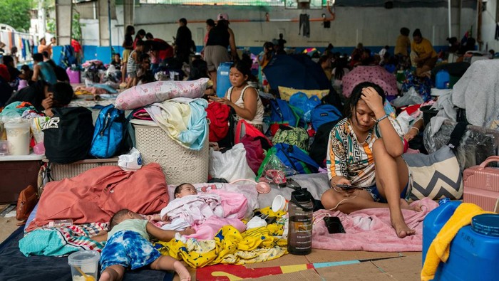 Warga Terdampak Banjir di Filipina Mengungsi di Lapangan Basket People take shelter at a basketball court temporarily converted into an evacuation center following the floods brought by Typhoon Gaemi, in San Mateo town, Rizal province, Philippines, July 25, 2024. REUTERS/Lisa Marie David