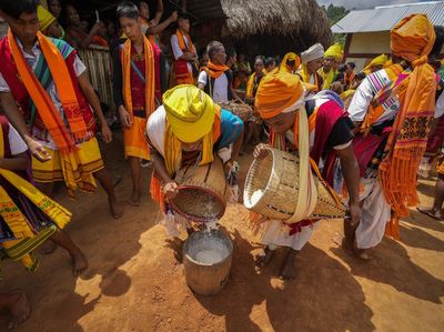 Warna-warni Suku Tiwa India Rayakan Festival Wanchuwa