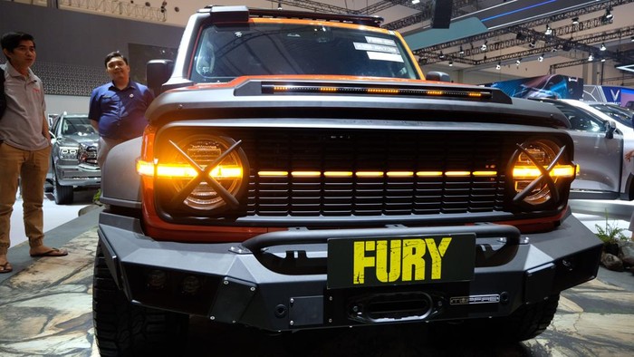 Wujud Gagah GWM Tank 300 Penantang Pajero-Fortuner GWM Indonesia memperkenalkan SUV Tank 300 HEV pada ajang GIIAS (Gaikindo Indonesia International Auto Show) 2024. Mobil ini bakal menantang Toyota Fortuner dan Mitsubishi Pajero Sport.