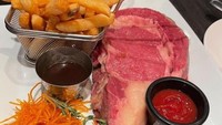 Pesan steak yang harganya mahal, pembeli ini kaget ketika daging steak yang datang masih mentah dan mengeluarkan cairan merah. Foto: Site News
