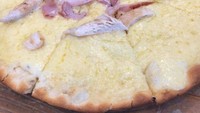 Pizza dengan topping ala kadarnya dan berantakan ii membuat pembelinya langsung tidak mood untuk makan. Foto: Site News