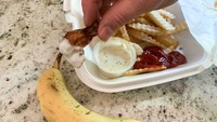 Sedang lapar-laparnya, pembeli ini harus menahan rasa kecewa karena chicken wings yang datang porsinya seperti permen lolipop. Foto: Site News