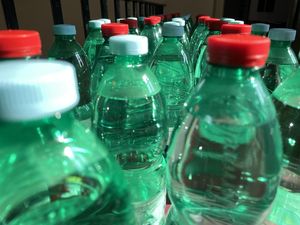 Benarkah Warna Tutup Botol Air Mineral dalam Kemasan Punya Arti Berbeda?