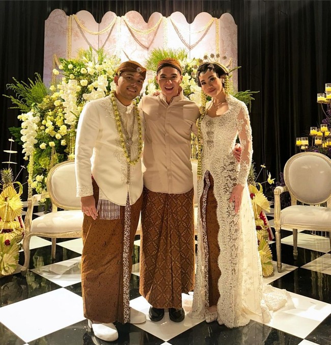 Sejumlah selebriti ditunjuk untuk menjadi bridesmaid dan groomsmen, salah satunya Al Ghazali, yang menyempatkan berpose bersama kedua mempelai. Foto: Instagram/@thariqhalilintar @morden.co