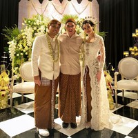 Sejumlah selebriti ditunjuk untuk menjadi bridesmaid dan groomsmen, salah satunya Al Ghazali, yang menyempatkan berpose bersama kedua mempelai. Foto: Instagram/@thariqhalilintar @morden.co