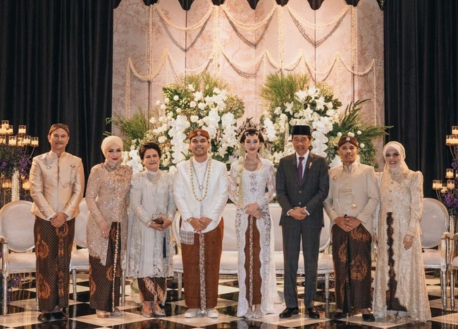 Dalam pernikahan yang digelar di Raffles Hotel tersebut, hadir pula Presiden RI Jokowi, yang jadi saksi ijab qabul, dan Ibu Negara Iriana Jokowi. Foto: Instagram/@thariqhalilintar @morden.co