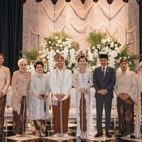 Dalam pernikahan yang digelar di Raffles Hotel tersebut, hadir pula Presiden RI Jokowi, yang jadi saksi ijab qabul, dan Ibu Negara Iriana Jokowi. Foto: Instagram/@thariqhalilintar @morden.co