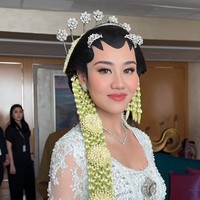 Rias paes dan sanggul pengantin dikreasikan oleh Ambar Paes. Sanggul dibuat model Jawa klasik dengan hiasan kepala bernuansa perak dan ronce melati. Foto: Instagram/@thariqhalilintar @morden.co