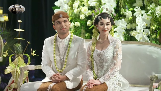 Untuk rias pengantin akad nikah, Aaliyah mempercayakan makeup artist Cherry Jessica. Wajah wanita berusia 22 tahun ini dirias dengan gaya flawless natural yang membuatnya terlihat cantik sekaligus segar. Foto: Tangkapan Layar YouTube Thariq Halilintar