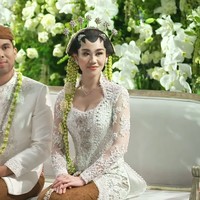 Untuk rias pengantin akad nikah, Aaliyah mempercayakan makeup artist Cherry Jessica. Wajah wanita berusia 22 tahun ini dirias dengan gaya flawless natural yang membuatnya terlihat cantik sekaligus segar. Foto: Tangkapan Layar YouTube Thariq Halilintar