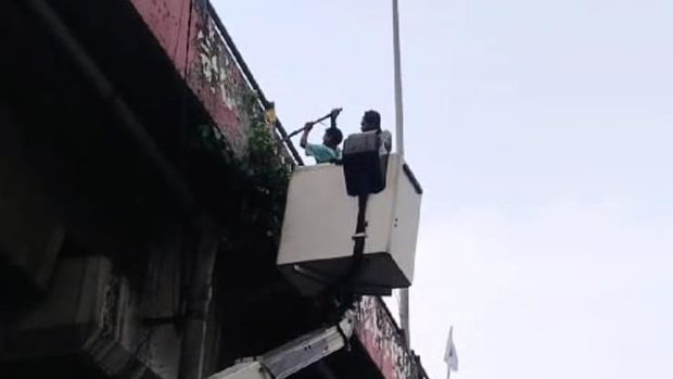 Akar tanaman yang membuat coran expansion join flyover Ciputat kini telah dipangkas.