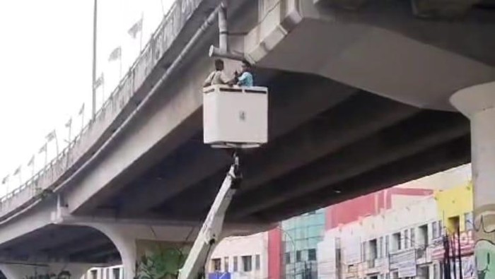 Akar tanaman yang membuat coran expansion join flyover Ciputat kini telah dipangkas.