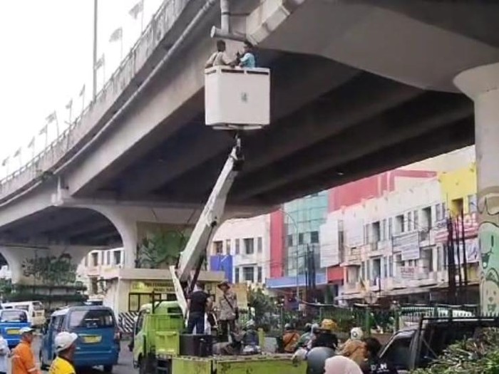 Akar tanaman yang membuat coran expansion join flyover Ciputat kini telah dipangkas.