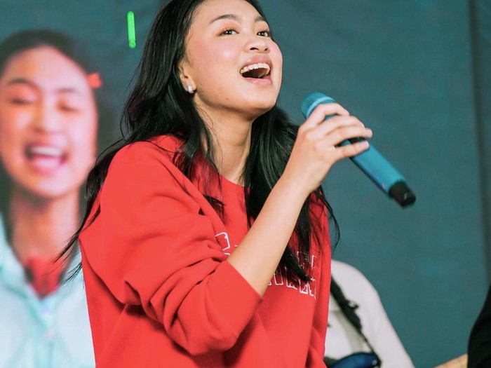 Aksi panggung Zara Leola.