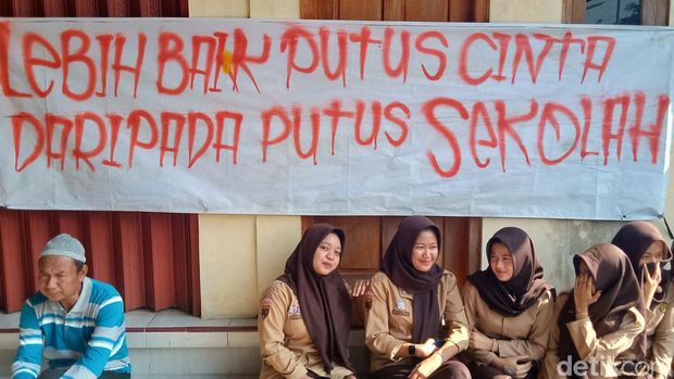 Aksi warga soal PPDB SMA di Desa Tlogowatu, Kecamatan Kemalang, Klaten, Jumat (26/7/2024).