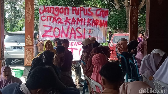 Aksi warga soal PPDB SMA di Desa Tlogowatu, Kecamatan Kemalang, Klaten, Jumat (26/7/2024).