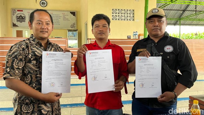 Aliansi Masyarakat Pengawas Pilkada (AMPP) tunjukkan register laporan Bawaslu