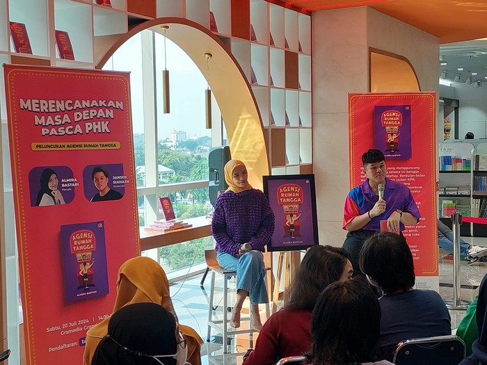 Almira Bastari saat meluncurkan novel Agensi Rumah Tangga. Almira Bastari saat meluncurkan novel Agensi Rumah Tangga.