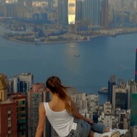 Bagi Nikolau, yang merupakan anak dari para pemain sirkus, rooftopping bukan hanya tentang sensasi. Saya selalu merasa dorongan untuk melampaui batas diri sejak kecil, ungkap Nikolau dalam film tersebut. Ini adalah cara saya untuk menghadapi ketakutan dan terus berkembang,” tambahnya. Foto: dok. Instagram