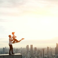 Aksi menantang mautnya tersebut disebut sebagai aksi rooftoping yang merupakan aktivitas ilegal memanjat gedung-gedung tinggi untuk meraih pemandangan spektakuler dan membuat konten yang memukau. Foto: dok. Instagram