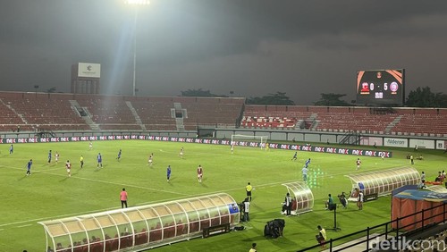Arema FC mencukur Madura United dengan skor 5-0 dalam laga ketiga Grup B Piala Presiden 2024 di Stadion Kapten I Wayan Dipta, Gianyar, Bali, Jumat (26/7/2024). (Foto: Ida Bagus Putu Mahendra/detikBali)