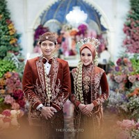 Chand Kelvin dan Dea Sahirah menikah dengan adat Jawa pada Minggu (7/7/2024). Dea tampil anggun dengan kebaya velvet panjang model kutu baru berwarna coral di akad pernikahan. Sementara itu, Chand Kelvin terlihat gagah dengan beskap coral yang dipadu kain cokelat lengkap dengan blankon. Foto: Instagram