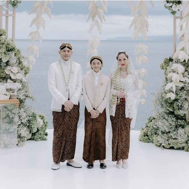 Penyanyi BCL (Bunga Citra Lestari) resmi menikah dengan Tiko Aryawardhana pada Sabtu (2/12/2023) di Bali. BCL mengenakan kebaya kutu baru putih yang cantik dengan detail brokat, dipadukan dengan obi merah dan kain batik. Foto: Instagram