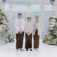 Penyanyi BCL (Bunga Citra Lestari) resmi menikah dengan Tiko Aryawardhana pada Sabtu (2/12/2023) di Bali. BCL mengenakan kebaya kutu baru putih yang cantik dengan detail brokat, dipadukan dengan obi merah dan kain batik. Foto: Instagram