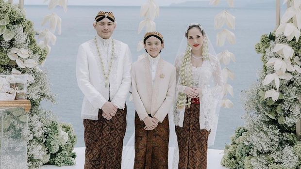 Artis Menikah Pakai Baju Adat Jawa