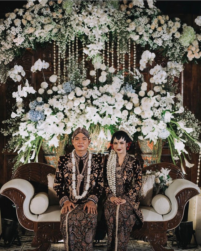 Nabila Maharani dan Tri Suaka juga menjadi artis Indonesia yang menikah dengan busana adat Jawa. Keduanya melangsungkan pernikahan pada 27 April 2023, dengan serangkaian prosesi adat Jawa, baik saat akad maupun resepsi. Foto: Instagram