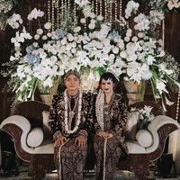 Nabila Maharani dan Tri Suaka juga menjadi artis Indonesia yang menikah dengan busana adat Jawa. Keduanya melangsungkan pernikahan pada 27 April 2023, dengan serangkaian prosesi adat Jawa, baik saat akad maupun resepsi. Foto: Instagram