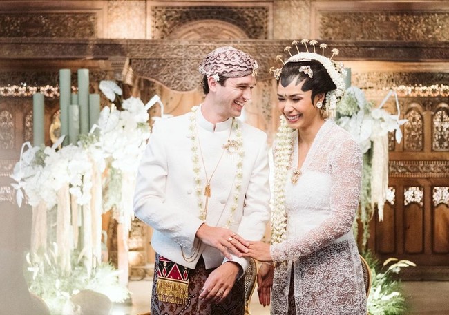 Adinia Wirasti resmi menjadi istri Michael Wahr pada 15 Mei 2023. Meskipun menikah dengan pria berkebangsaan Australia, Adinia tampil anggun dengan busana adat Jawa dalam balutan kebaya brokat putih. Sementara itu sang suami dalam balutan beskap putih, kain batik, dan blankon. Foto: Instagram