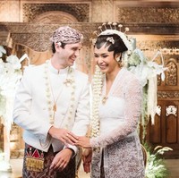 Adinia Wirasti resmi menjadi istri Michael Wahr pada 15 Mei 2023. Meskipun menikah dengan pria berkebangsaan Australia, Adinia tampil anggun dengan busana adat Jawa dalam balutan kebaya brokat putih. Sementara itu sang suami dalam balutan beskap putih, kain batik, dan blankon. Foto: Instagram