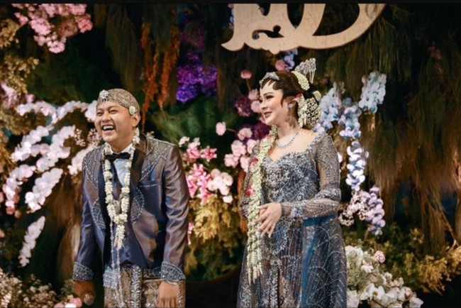 Bella Bonita dan Deni Caknan resmi menjadi suami istri pada 7 Juli 2023. Bella Bonita tampil ayu mengenakan hiasan kepala siger dan ronce melati yang melengkapinya sebagai pengantin Jawa saat acara ngunduh mantu. Foto: Instagram