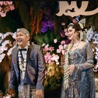 Bella Bonita dan Deni Caknan resmi menjadi suami istri pada 7 Juli 2023. Bella Bonita tampil ayu mengenakan hiasan kepala siger dan ronce melati yang melengkapinya sebagai pengantin Jawa saat acara ngunduh mantu. Foto: Instagram