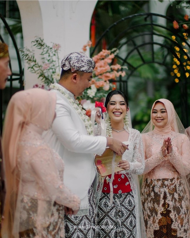  Fay Nabilah merupakan salah satu artis yang menikah dengan busana adat Jawa. Istri Rama Restu ini tampil elegan dengan kebaya panjang putih yang dilengkapi dengan obi merah dan kain batik cokelat. Foto: Instagram