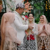  Fay Nabilah merupakan salah satu artis yang menikah dengan busana adat Jawa. Istri Rama Restu ini tampil elegan dengan kebaya panjang putih yang dilengkapi dengan obi merah dan kain batik cokelat. Foto: Instagram