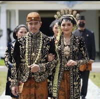 Erina Gudono dinikahi Kaesang Pangarep pada 10 Desember 2022. Erina terlihat memesona dalam balutan busana adat Jawa di berbagai rangkaian prosesi pernikahan. Salah satunya, saat Erina memakai baju pengantin adat Jawa Solo Putri di tasyakuran pernikahan. Ia mengenakan kebaya hitam berhias bordiran emas yang dipadu kain batik. Foto: Instagram