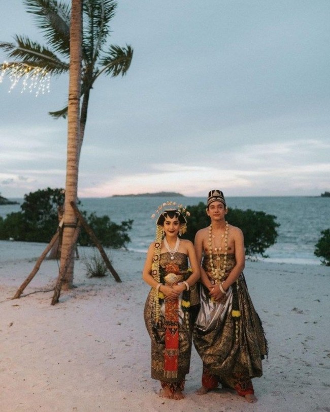 Adipati Dolken dan Canti Tachril memilih menggunakan baju pengantin adat Jawa dodotan saat menikah. Keduanya resmi menjadi pasangan suami-istri pada 18 Desember 2020 di Bangka Belitung. Foto: Instagram