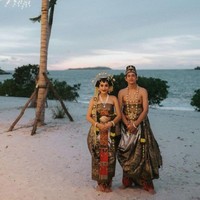 Adipati Dolken dan Canti Tachril memilih menggunakan baju pengantin adat Jawa dodotan saat menikah. Keduanya resmi menjadi pasangan suami-istri pada 18 Desember 2020 di Bangka Belitung. Foto: Instagram
