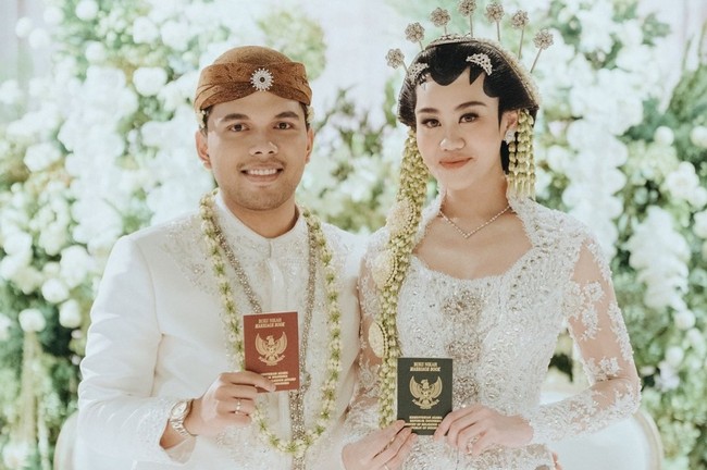 Aaliyah Massaid dan Thariq Halilintar melangsungkan akad pernikahan pada Jumat (26/7/2024)di Raffles Hotel Jakarta. Aaliyah tampil cantik dalam balutan kebaya pengantin Jawa berwarna putih, lengkap dengan riasan rambut sanggul tekuk hingga paes tulis. Foto: Instagram