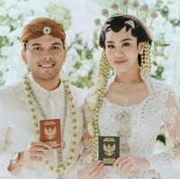 Aaliyah Massaid dan Thariq Halilintar melangsungkan akad pernikahan pada Jumat (26/7/2024)di Raffles Hotel Jakarta. Aaliyah tampil cantik dalam balutan kebaya pengantin Jawa berwarna putih, lengkap dengan riasan rambut sanggul tekuk hingga paes tulis. Foto: Instagram